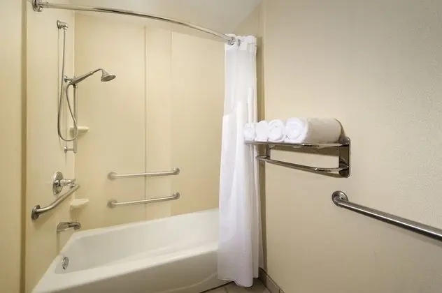Standard Oda, 2 Çift Kişilik Yatak, Engellilere Uygun (Mobility, Accessible Tub)