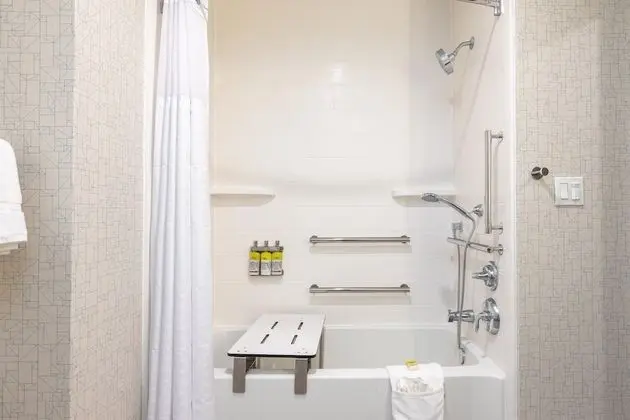 Standard Oda, 1 En Büyük (King) Boy Yatak, Engellilere Uygun (Accessible Tub)