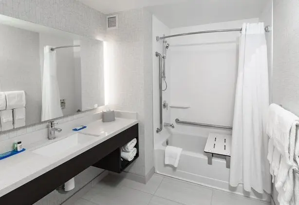 Standard Oda, 2 Büyük (Queen) Boy Yatak, Engellilere Uygun (Mobility, Tub)