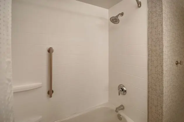 Standard Oda, 1 En Büyük (King) Boy Yatak, Engellilere Uygun (Hearing, Mobility Tub)