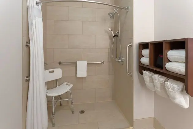 Standard Oda, 1 En Büyük (King) Boy Yatak, Engellilere Uygun (Mobility Roll-In Shower)