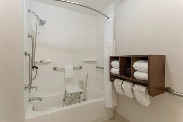 Standard Oda, 2 Büyük (Queen) Boy Yatak, Engellilere Uygun (Communication, Accessible Tub)