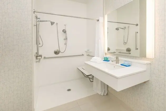 Standard Oda, 1 En Büyük (King) Boy Yatak, Engellilere Uygun (Mobility Roll-In Shower)