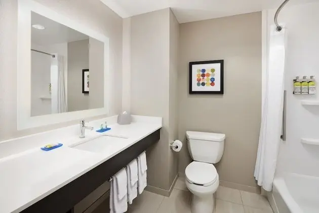Standard Oda, 2 Büyük (Queen) Boy Yatak, Engellilere Uygun (Communication, Accessible Tub)