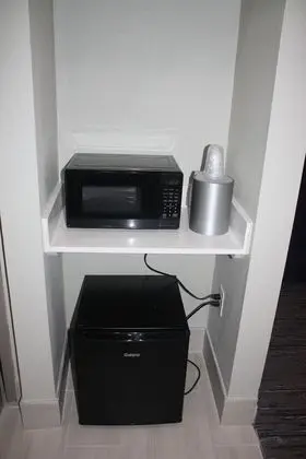 Standard Oda, 2 Büyük (Queen) Boy Yatak, Engellilere Uygun (Comm)