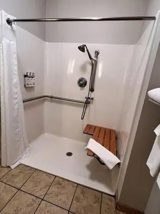 Süit, 1 En Büyük (King) Boy Yatak ve Çekyat, Engellilere Uygun (Mobil Tub)