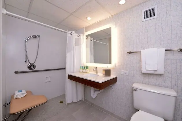 Oda, 1 Büyük (Queen) Boy Yatak, Engellilere Uygun (Communication, Mobil Roll-In Shower)
