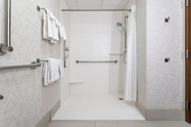 Standard Oda, 1 En Büyük (King) Boy Yatak, Engellilere Uygun (Roll-In Shower)