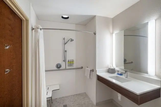 Standard Oda, 2 Büyük (Queen) Boy Yatak, Engellilere Uygun (Roll-In Shower)