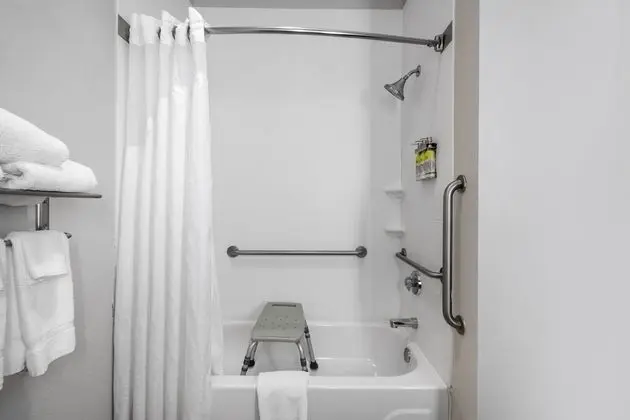 Standard Oda, 2 Büyük (Queen) Boy Yatak, Engellilere Uygun (Comm, Mobil Tub)