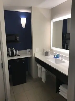 Standard Oda, 2 Büyük (Queen) Boy Yatak, Engellilere Uygun (Comm, Mobil Tub)