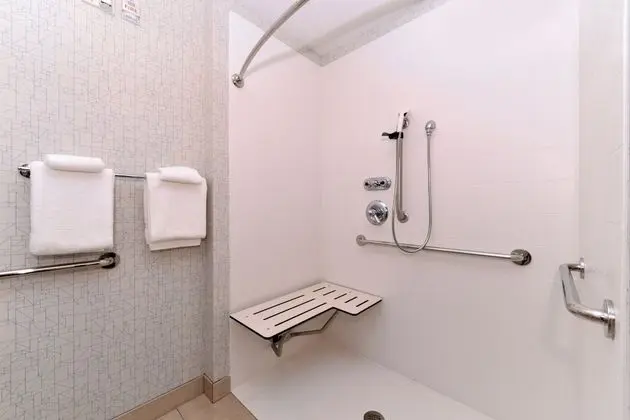 Oda, 1 En Büyük (King) Boy Yatak, Engellilere Uygun (Communication, Roll-In Shower)