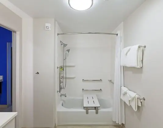 Standard Oda, 1 En Büyük (King) Boy Yatak, Engellilere Uygun (Mobility, Access Tub)