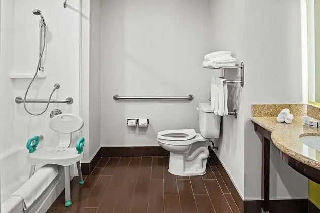 Süit, 1 En Büyük (King) Boy Yatak, Engellilere Uygun (Mobility, Roll-In Shower)