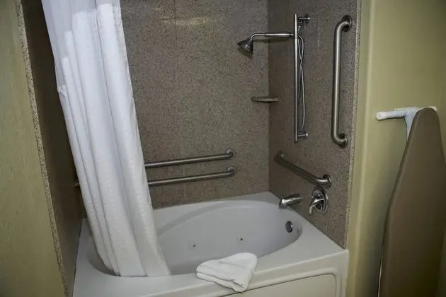 Standard Oda, 2 Büyük (Queen) Boy Yatak, Engellilere Uygun (Communication, Accessible Tub)
