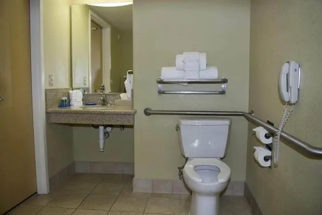 Standard Oda, 2 Büyük (Queen) Boy Yatak, Engellilere Uygun (Communication, Accessible Tub)