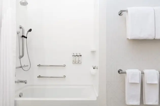 Standard Oda, 2 Büyük (Queen) Boy Yatak, Engellilere Uygun (Comm, Accessible Tub)