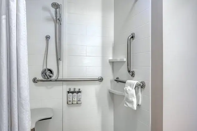 Standard Oda, 1 En Büyük (King) Boy Yatak, Engellilere Uygun (Comm, Mobil Roll Shwr)