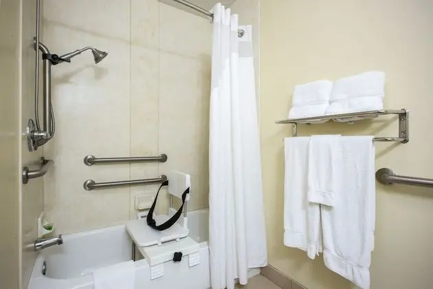Standard Oda, 2 Büyük (Queen) Boy Yatak, Engellilere Uygun (Comm, Mobil Tub)