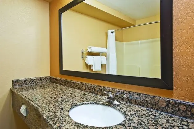 Standard Oda, 1 En Büyük (King) Boy Yatak, Engellilere Uygun (Comm & Mobil, Accessible Tub)