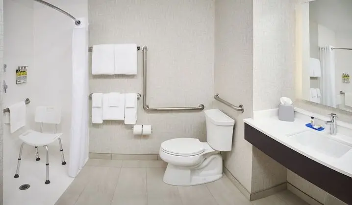 Standard Oda, 2 Büyük (Queen) Boy Yatak, Engellilere Uygun (Roll-In Shower)