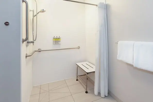 Süit, 1 En Büyük (King) Boy Yatak ve Çekyat, Engellilere Uygun (Roll-In Shower)