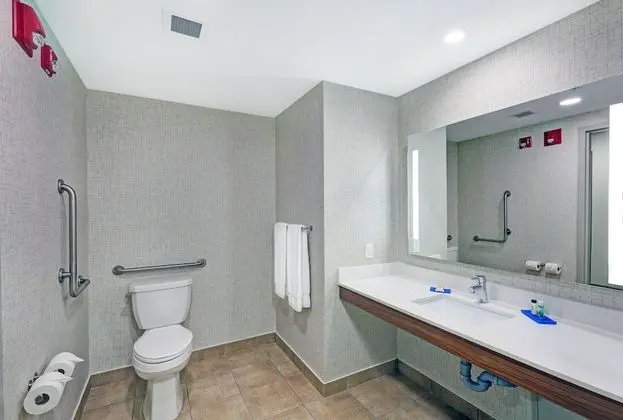 Standard Oda, 1 En Büyük (King) Boy Yatak, Engellilere Uygun (Mobility, Roll-In Shower)