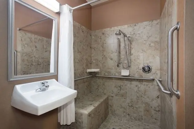 Oda, 1 En Büyük (King) Boy Yatak, Engellilere Uygun (Communication, Mobil Roll-In Shower)