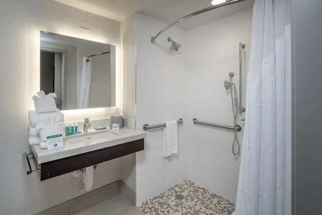 Standard Oda, 1 En Büyük (King) Boy Yatak, Engellilere Uygun (Mobility Roll-In Shower)