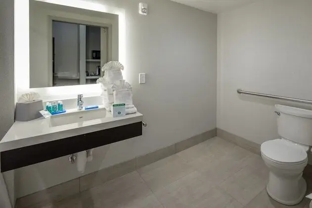 Standard Oda, 1 En Büyük (King) Boy Yatak, Engellilere Uygun (Mobility Roll-In Shower)