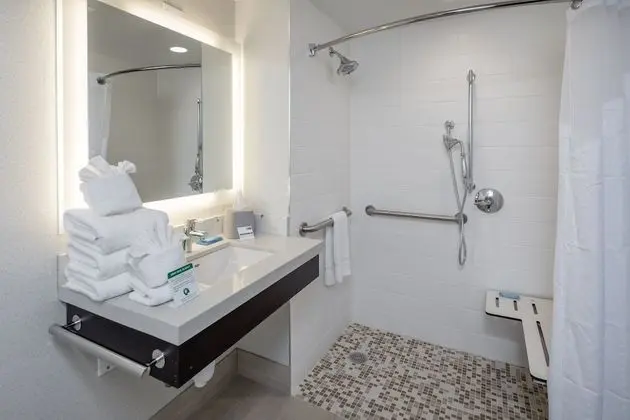 Standard Oda, 1 En Büyük (King) Boy Yatak, Engellilere Uygun (Mobility Roll-In Shower)