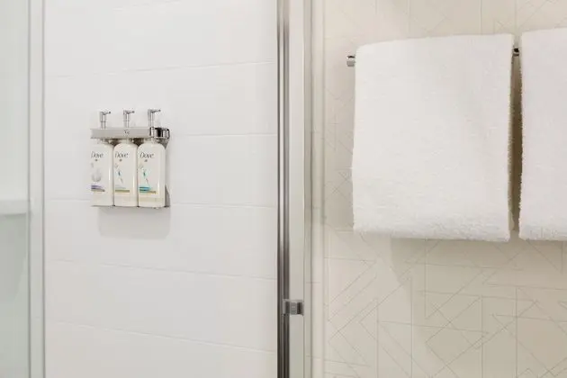 Standard Oda, 2 Büyük (Queen) Boy Yatak, Engellilere Uygun (Accessible Tub)