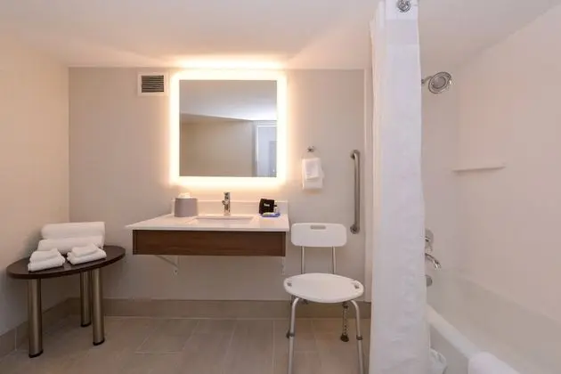 Standard Oda, 1 En Büyük (King) Boy Yatak, Engellilere Uygun (Hearing, Mobility Tub)