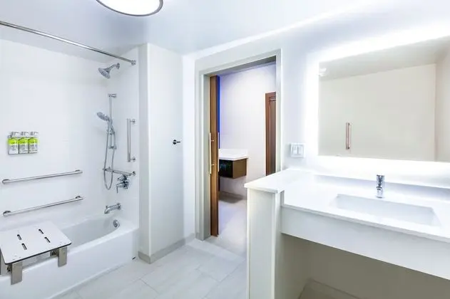Standard Oda, 2 Büyük (Queen) Boy Yatak, Engellilere Uygun (Accessible Tub)