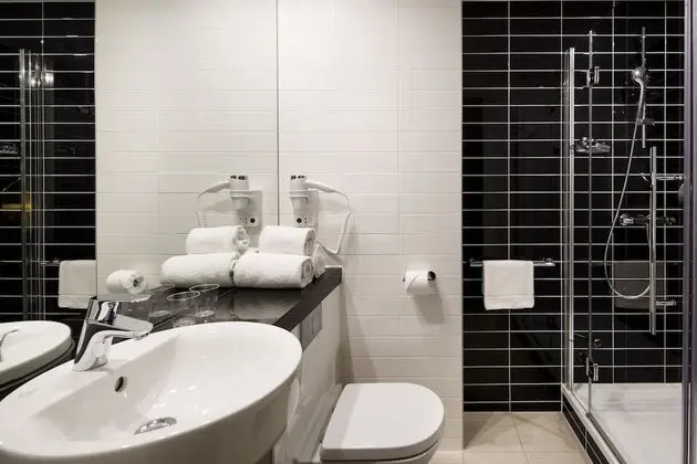 Standard Oda, 1 Çift Kişilik Yatak, Manzaralı (Pond View, Top Floor)