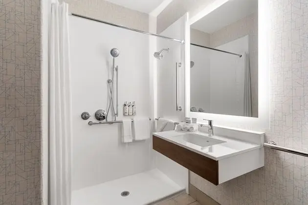 Oda, 1 En Büyük (King) Boy Yatak, Engellilere Uygun (Mobil Tub)
