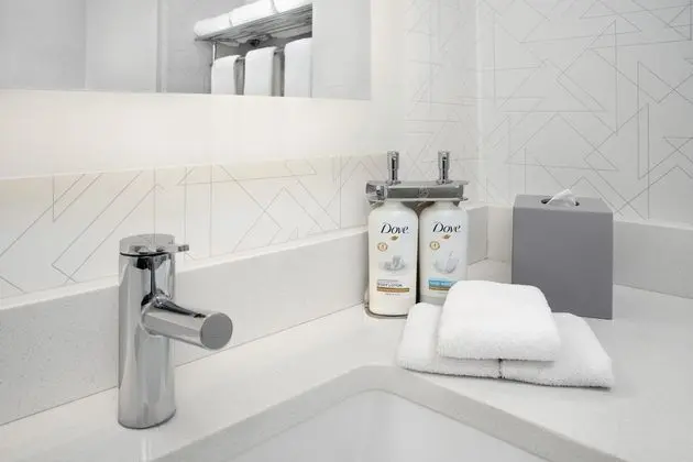 Standard Oda, 1 En Büyük (King) Boy Yatak, Engellilere Uygun (Roll-In Shower)