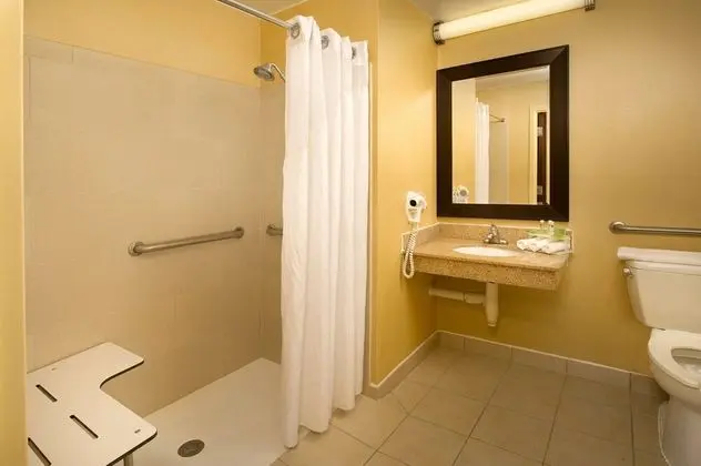 Standard Oda, 1 En Büyük (King) Boy Yatak, Engellilere Uygun (Roll-In Shower)