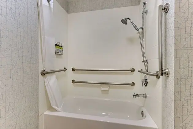 Standard Oda, 2 Büyük (Queen) Boy Yatak, Engellilere Uygun (Mobil Tub)