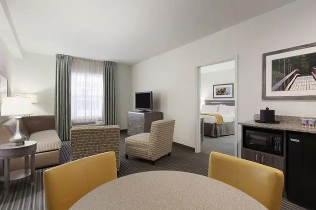 Junior Süit, 1 En Büyük (King) Boy Yatak ve Çekyat (Living Area)