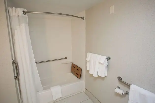 Standard Oda, 2 Büyük (Queen) Boy Yatak, Engellilere Uygun (Mobility Tub)