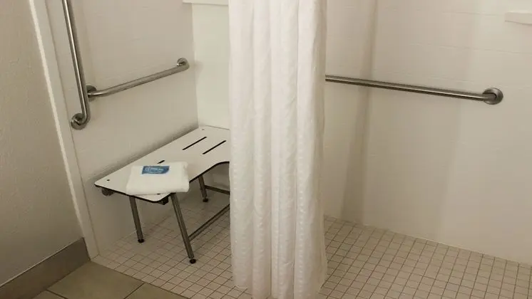 Standard Oda, 1 En Büyük (King) Boy Yatak, Engellilere Uygun (Comm, Roll Shower)
