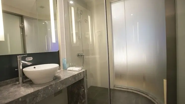 Standard Oda, 1 Büyük (Queen) Boy Yatak