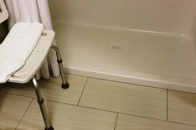 Standard Oda, 1 Büyük (Queen) Boy Yatak, Engellilere Uygun (Communication, Roll-In Shower)