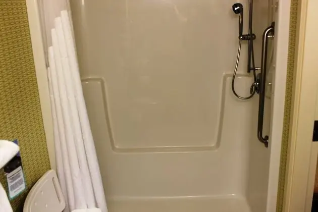 Standard Oda, 1 Büyük (Queen) Boy Yatak, Engellilere Uygun (Mobility Tub)