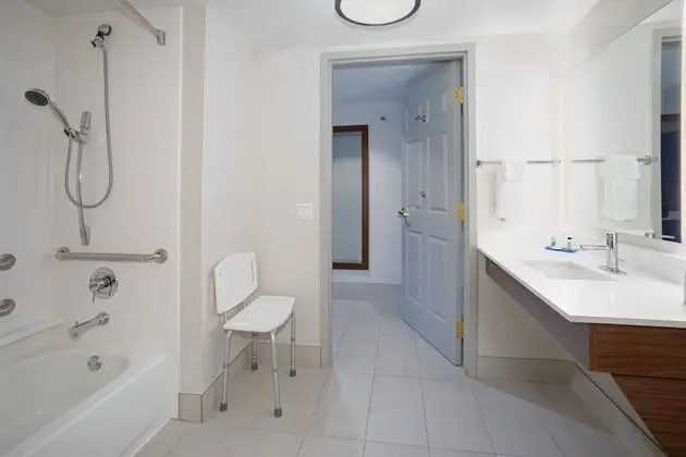 Standard Oda, 1 En Büyük (King) Boy Yatak, Engellilere Uygun (Hearing, Mobility, Bathtub)