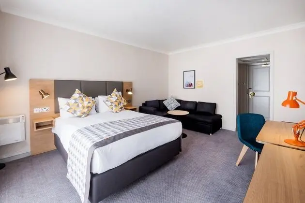 Premium Oda, 1 Büyük (Queen) Boy Yatak ve Çekyat (Minibar)