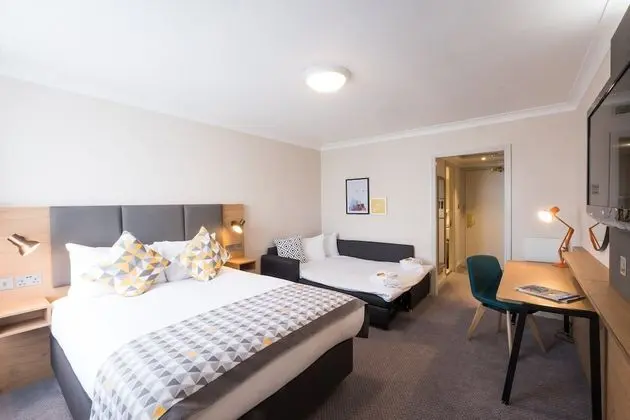 Premium Oda, 1 Büyük (Queen) Boy Yatak ve Çekyat (Minibar)