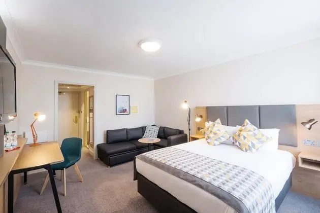 Premium Oda, 1 Büyük (Queen) Boy Yatak ve Çekyat (Minibar)