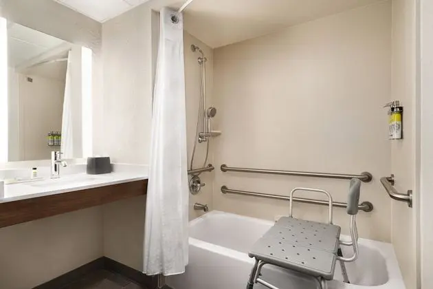 Standard Oda, 2 Büyük (Queen) Boy Yatak, Engellilere Uygun (Communications, Accessible Tub)